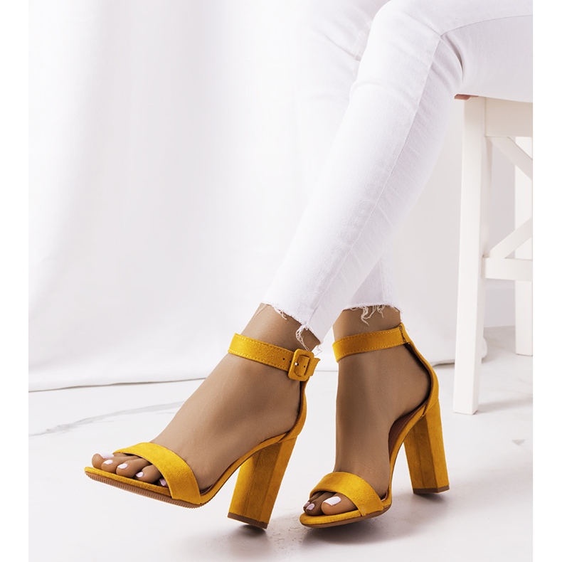 Sárga szandál egy Hopkins-postán 1