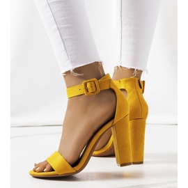 Sárga szandál egy Hopkins-postán 2