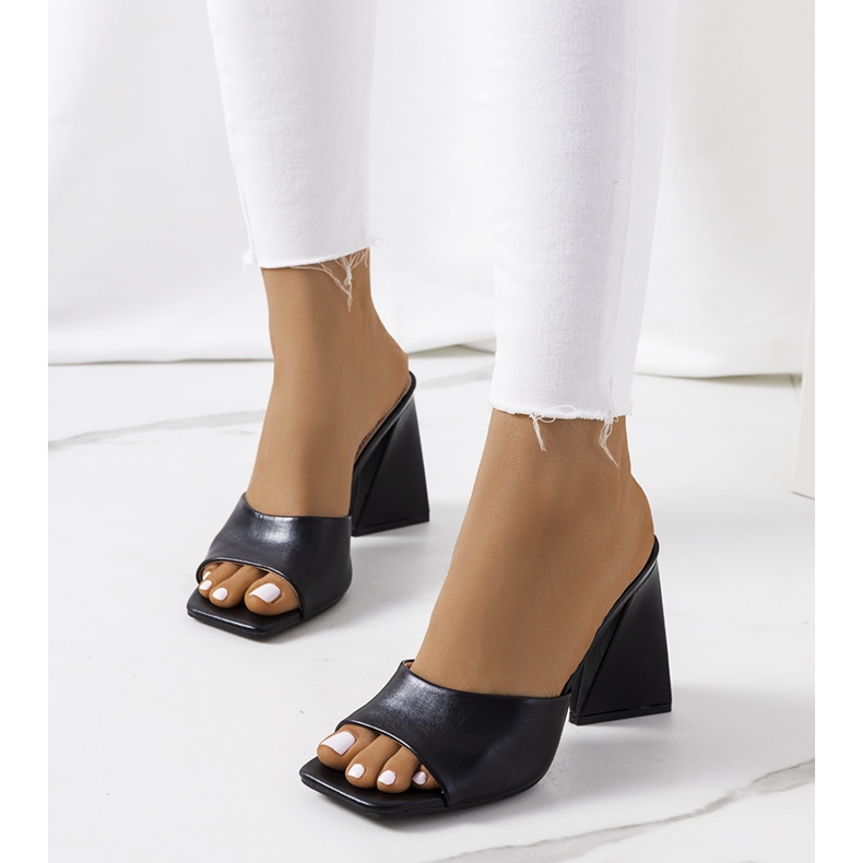 Fekete papucs az Istila poszton 1