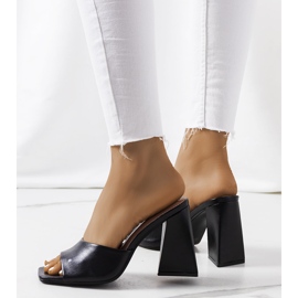 Fekete papucs az Istila poszton 2