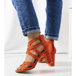 Narancssárga szandál egy Maddox oszlopon 1