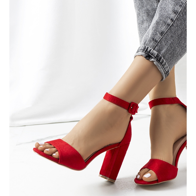 Piros szandál a Doyle-oszlopon 1 Piros szandál a Doyle-oszlopon 1