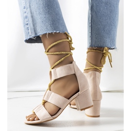 Bézs szandál a Saliba poszton 1