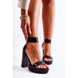Divatos szandálok egy hatalmas rudon, fekete elisen 1