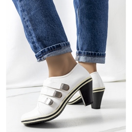 Fehér cipő a Payla poszton 1