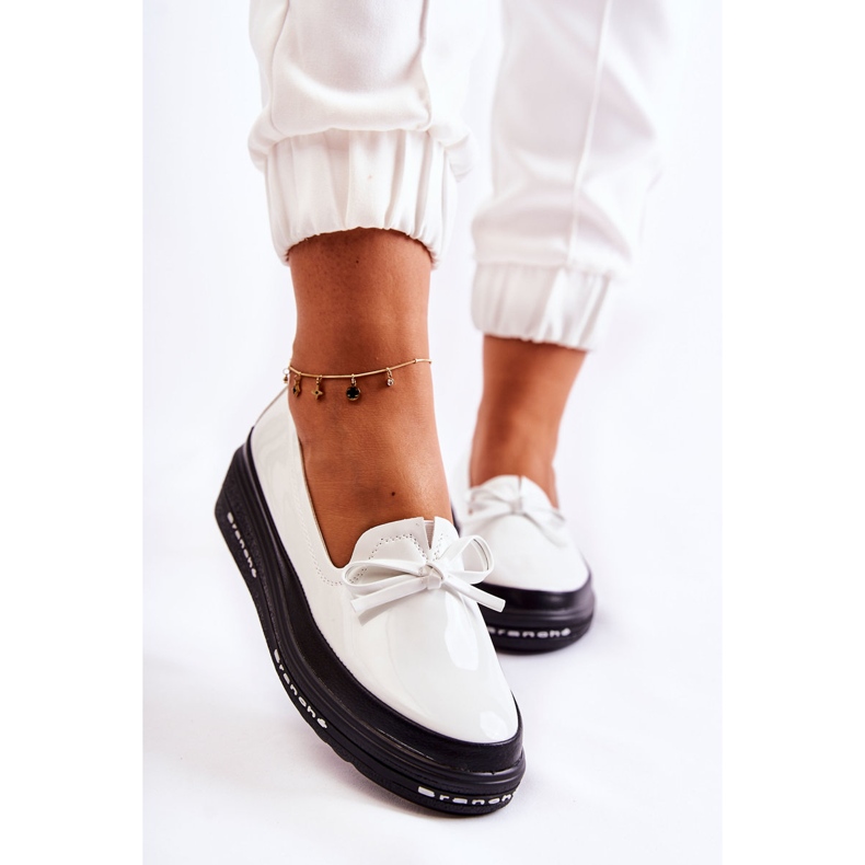 Vinceza Női lakkozott naplopók Wedge, fehér fodros 1