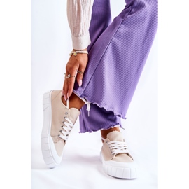 Bézs színű női tornacipők kerülnek a platformra 1