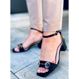 Ksenia Fekete magas sarkú szandál 1