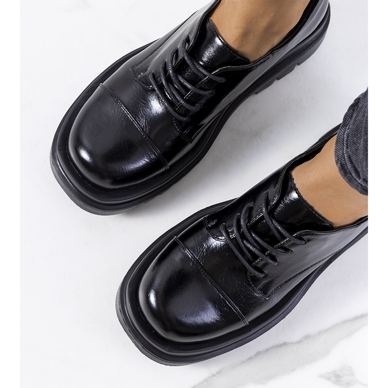 Fekete cipő a Henta traktortalpon 1