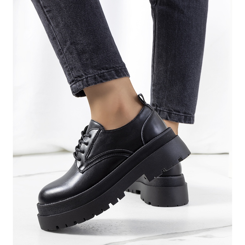 Fekete cipő a Foxton platformon 1