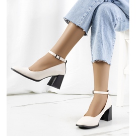 Bézs színű pumpák hevederrel 1