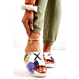 Gumi flip -flopok fehér nyomtatással 1