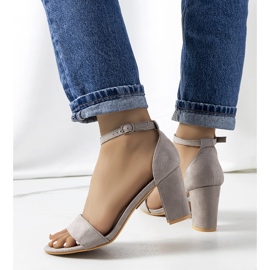 PA1 Szürke szandál a Karella poszton sárga 1