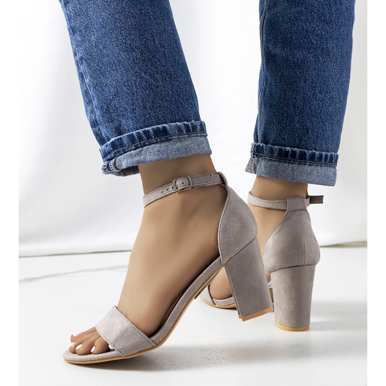 PA1 Szürke szandál a Karella poszton sárga 1