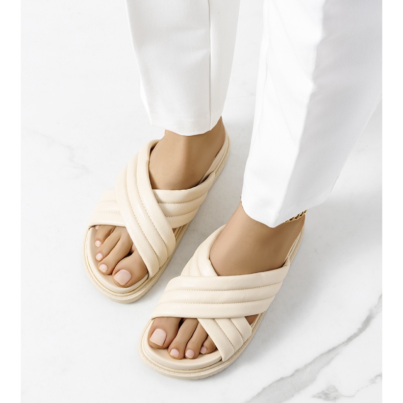 Bézs papucs a Daintree platformon 2