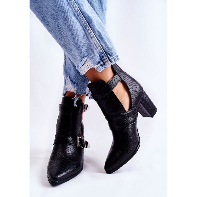 WJ2 Divatos csizma oszlopon, fekete suelo kivágásokkal 2