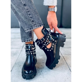 Csizma vágott csapokkal fekete NC1127 Fekete 1