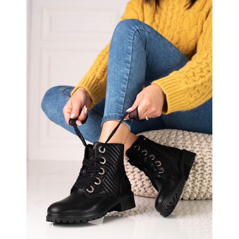 Fekete Shelovet női fűzős csizma foltvarróval 1