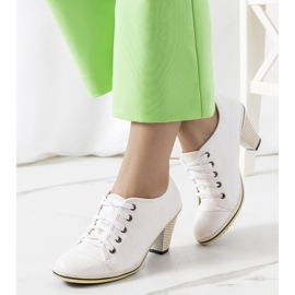 Fehér brogues a Belisle-i poszton 1