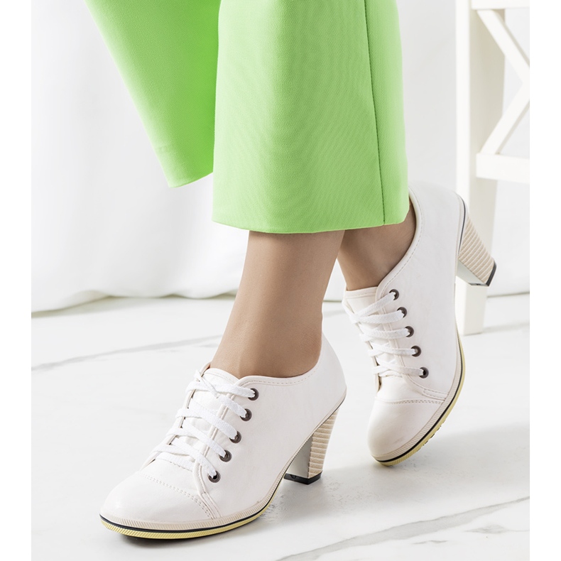 Fehér brogues a Belisle-i poszton 1