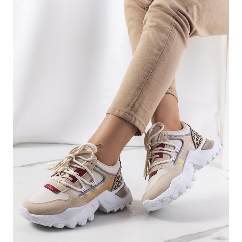 Bézs színű tornacipő az Amarillotól aranysárga 1