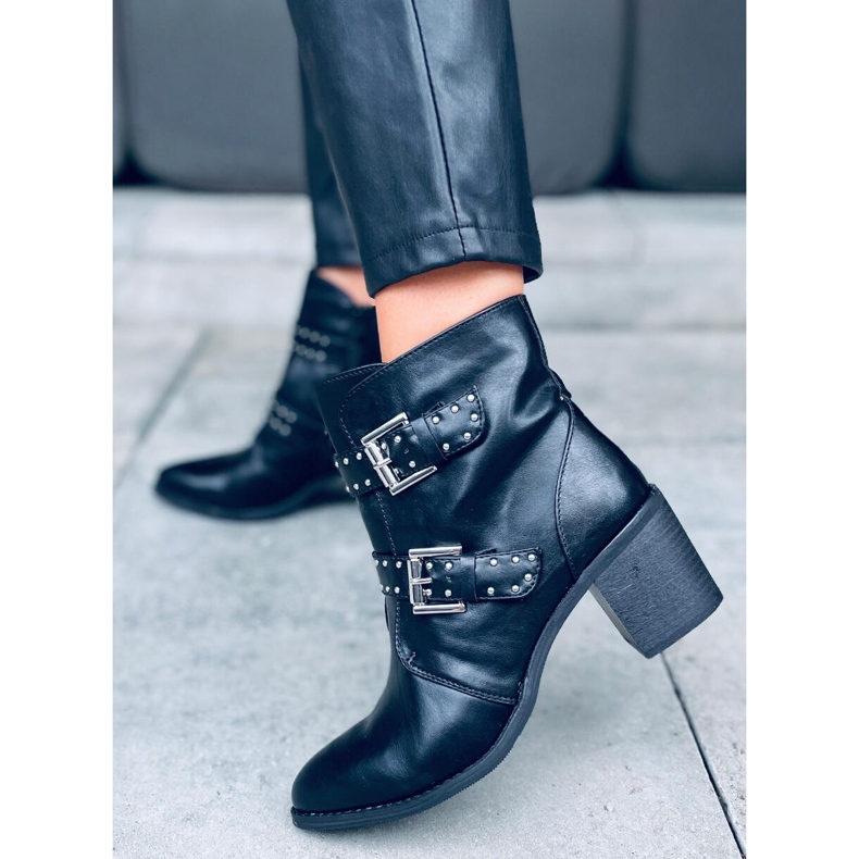 Magas sarkú csizma Ferox Black szegecsekkel fekete 1