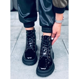 Lakkozott bokacsizma lánccal Jake Black fekete 1