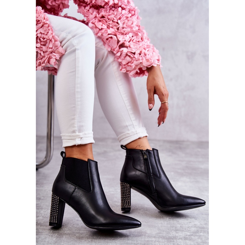 PG1 Elegáns fekete Elinor csizma fúvókákkal ellátott oszlopon 1