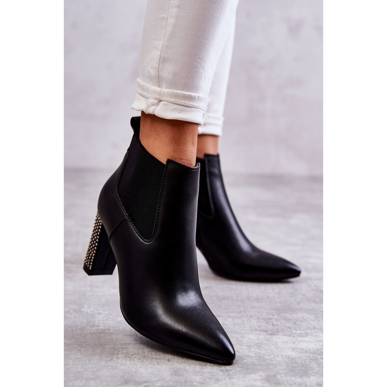 PG1 Elegáns fekete Elinor csizma fúvókákkal ellátott oszlopon 2