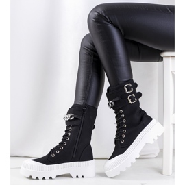 Fekete tornacipő Taus lánccal 1