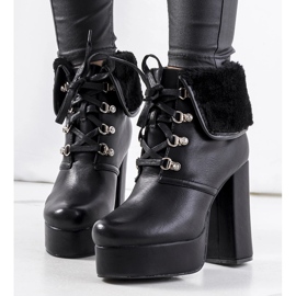 Fekete csizma a Madina poszton 1