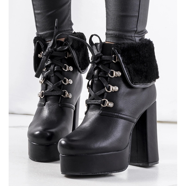 Fekete csizma a Madina poszton 1