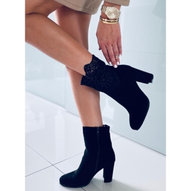 Az Esmeralda Black magas sarkú csizmája csipkével fekete 1