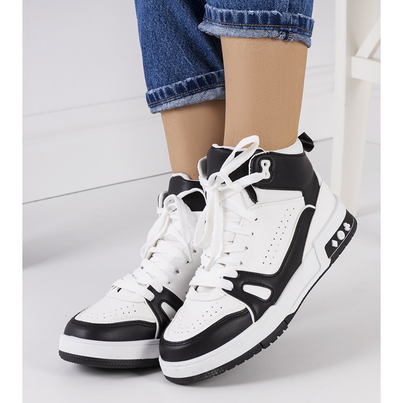 Fekete tornacipő a Grandistól fehér 2