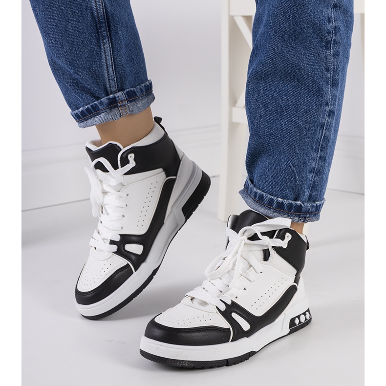 Fekete tornacipő a Grandistól fehér 1