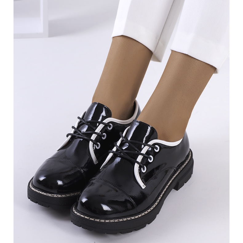 Fekete lakkozott Kuzem cipő 1