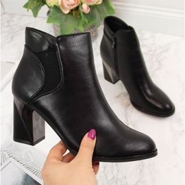 Jezzi Fekete szigetelt csizma díszoszlopon 1