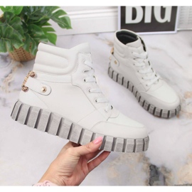 Női emelvénymunkások fehér Potocki díszítéssel 1