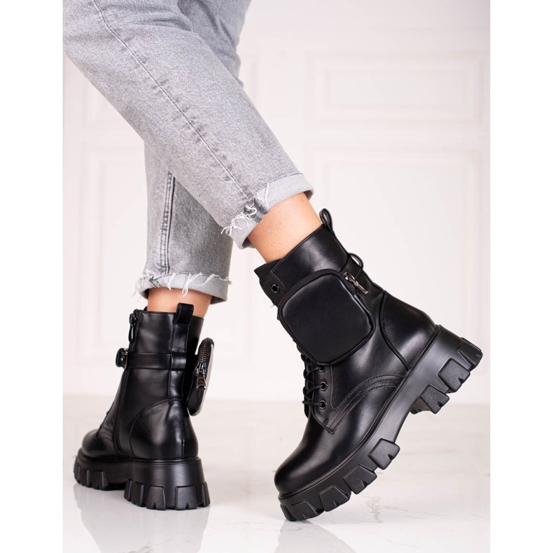 Fekete női fűzős munkások táskával 1