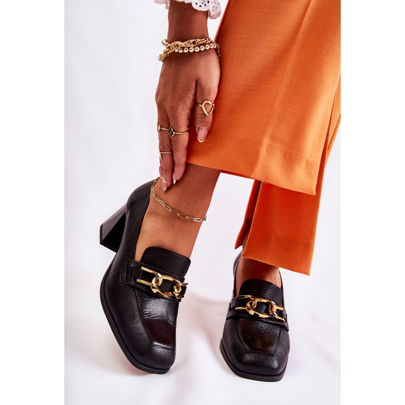 Bőr szivattyúk lánccal Laura Messi 2515 fekete 2