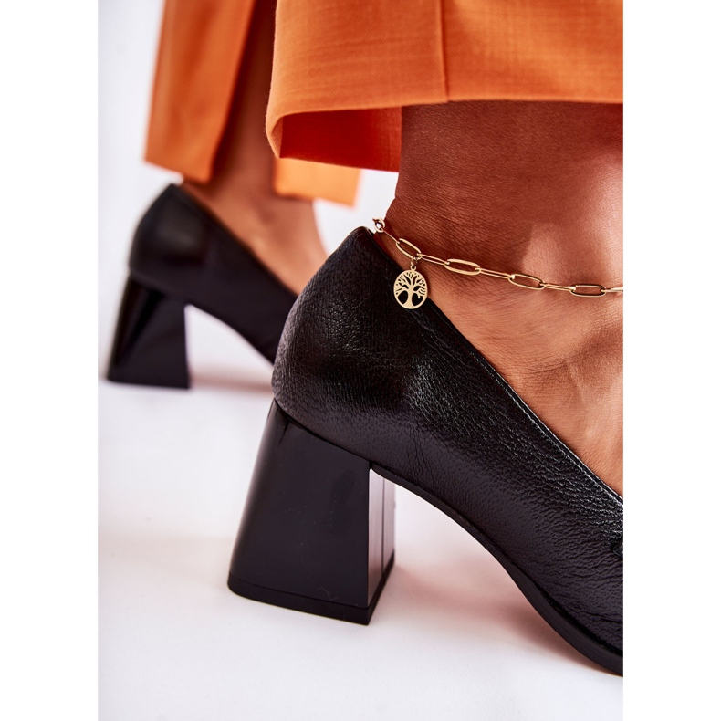 Bőr szivattyúk lánccal Laura Messi 2515 fekete 1