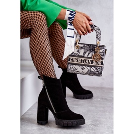 Divatos velúr csizma magas sarkon Laura Messi 2509 fekete 2