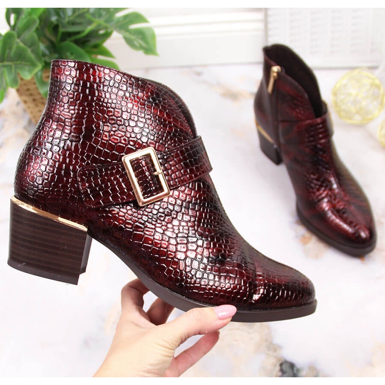 Lakkozott női csizma szigetelt krokodil bordó Vinceza 1 Lakkozott női csizma szigetelt krokodil bordó Vinceza 1