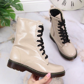 Lánycsizma, lakkozott meleg bézs Kornecki 6017 1