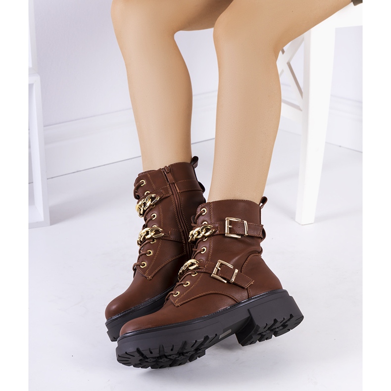 Barna túrabakancs Corinna láncokkal 1