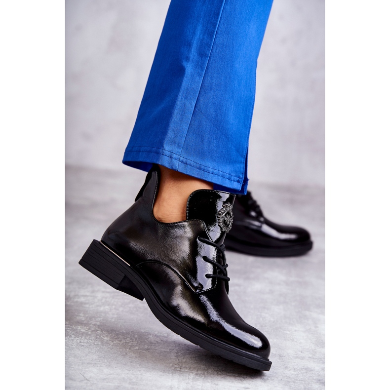 Vinceza Lakkozott fűzős csizma kivágásokkal Fekete Fabiana 1