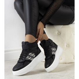 Fekete tornacipő az Adolistól 1