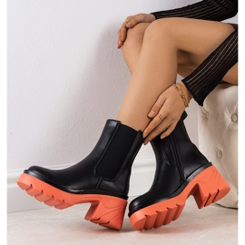 Fekete csizma a Torrela rózsaszín platformján 1