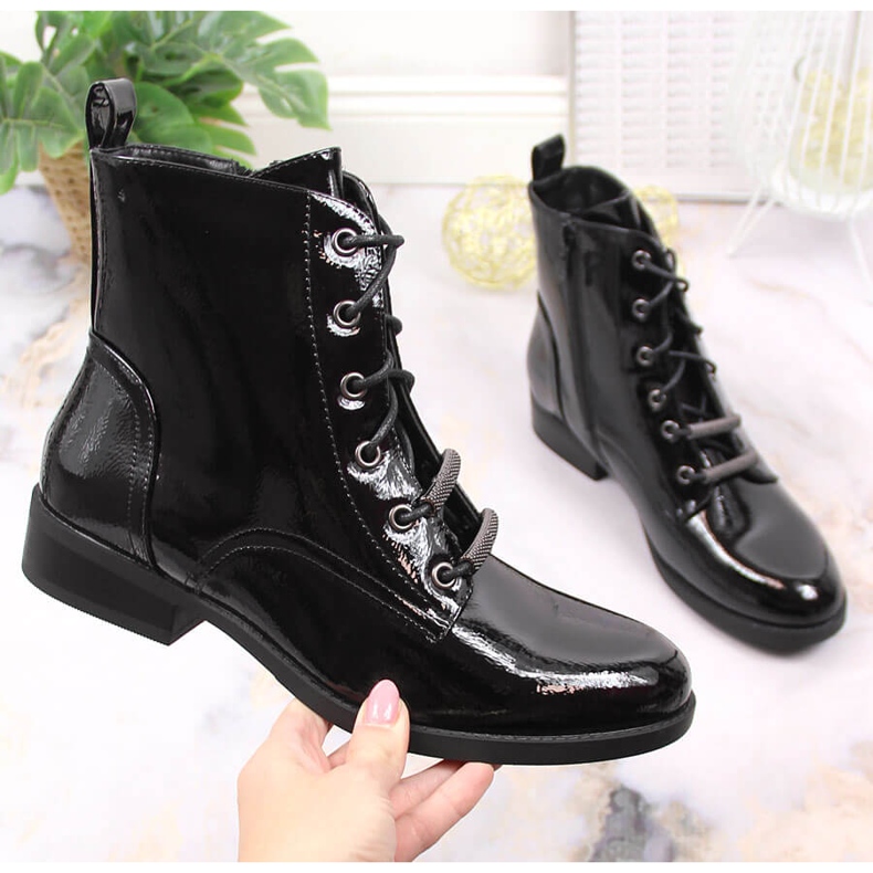 S.Barski S. Bararski lakkozott, hőszigetelt lapos sarkú női csizma fekete 1