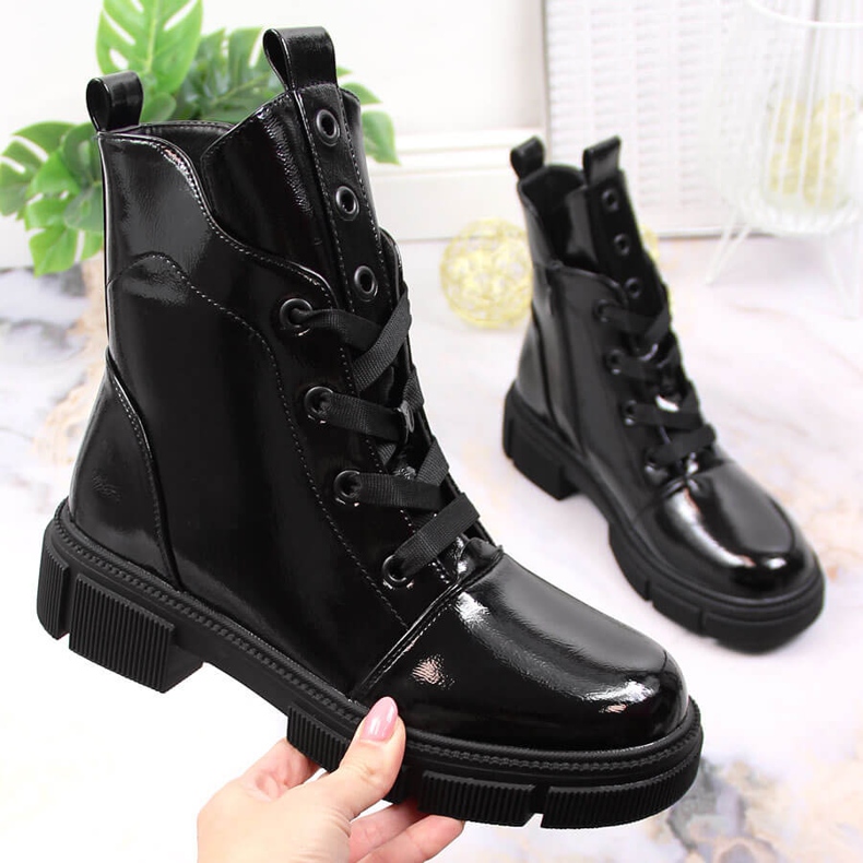 S.Barski Fekete szigetelt lakkozott csizma S. Barskitól 1